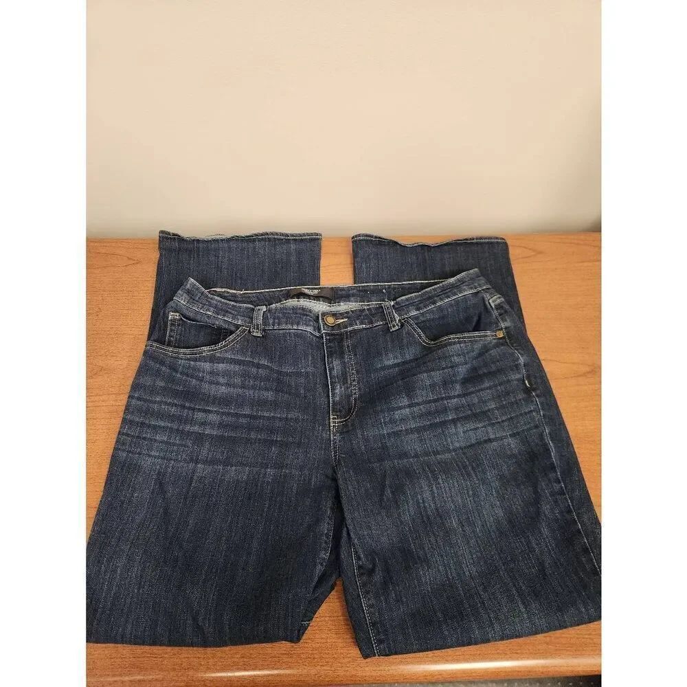 Simpley Vera, Vera Wang 16W jeans. Measures approx 38 waist, 29 inseam and 10 ri